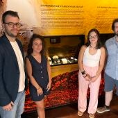 Petrer incorpora a su Museo Dámaso Navarro una vitrina con replicas del ajuar funerario hallado en Cueva del Hacha.