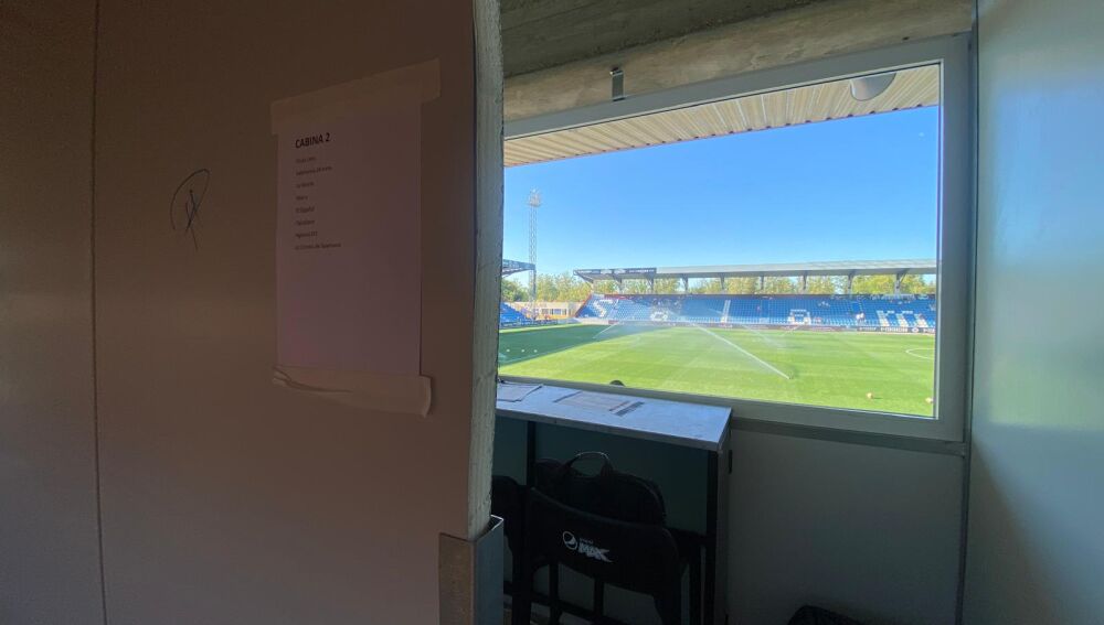 Entrada a una de las cabinas de prensa