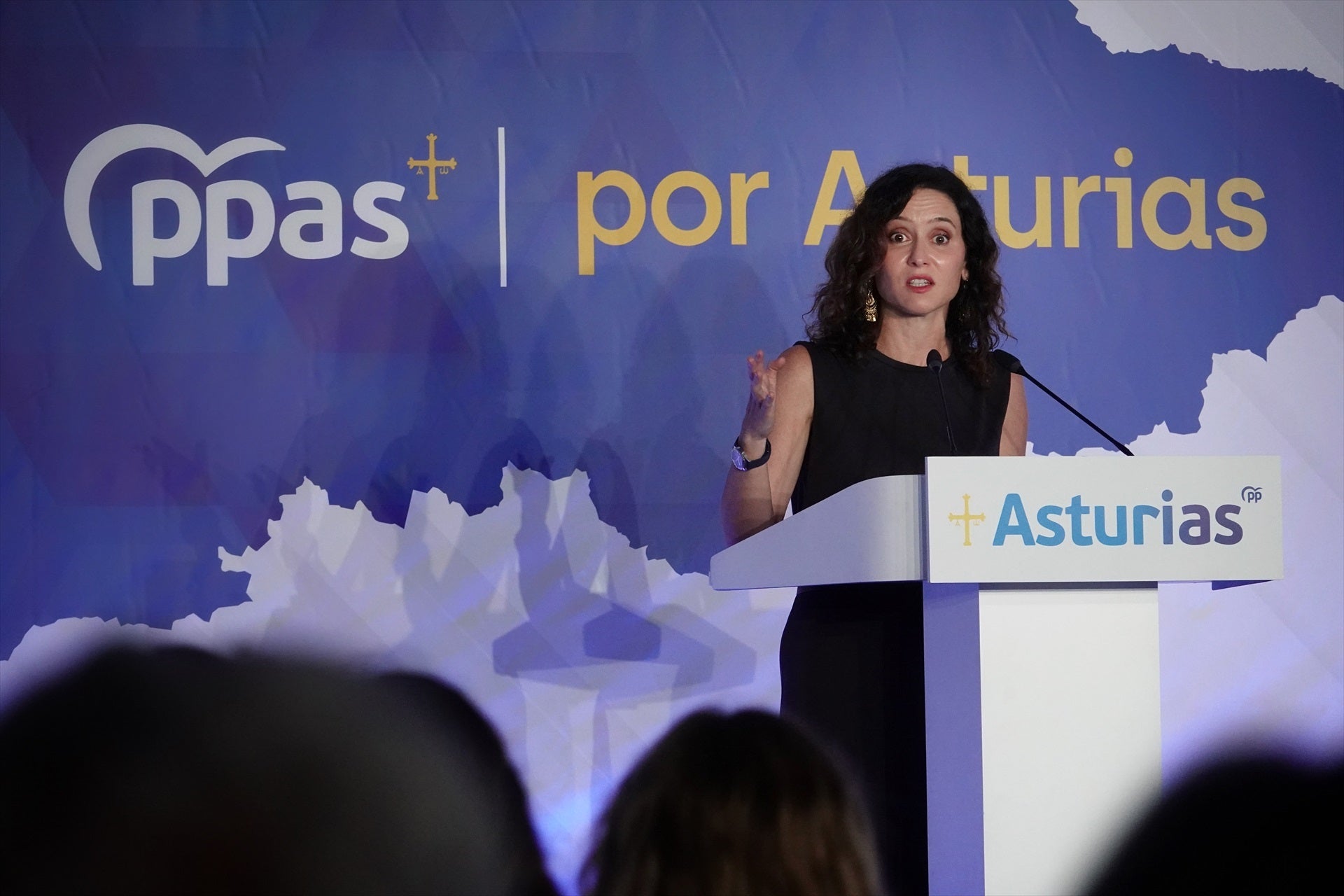 Ayuso acusa a Sánchez de "multiplicar" la llegada de migrantes y "desatenderse de ellos: "¡No hay derecho! ¡Ya está bien!" Ayuso acusa a Sánchez de "multiplicar" la llegada de migrantes y "desatenderse de ellos: "¡No hay derecho! ¡Ya está bien!"