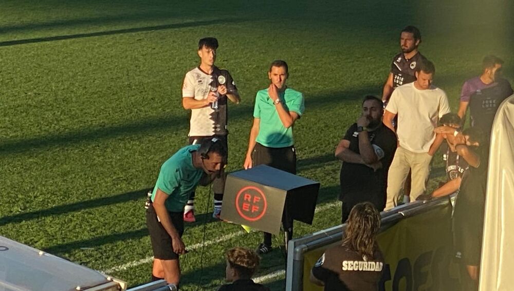 El árbitro supervisa lo ocurrido