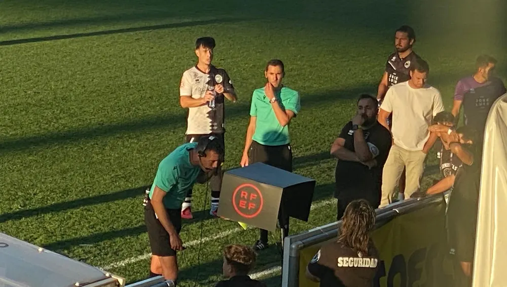 El árbitro supervisa lo ocurrido El árbitro supervisa lo ocurrido