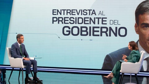 - El presidente del Gobierno Pedro S&aacute;nchez, acompa&ntilde;ado por la periodista Pepa Bueno