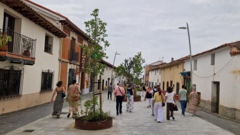 Gente paseando por la calle Mayor de Meco tras su peatonalizaci&oacute;n