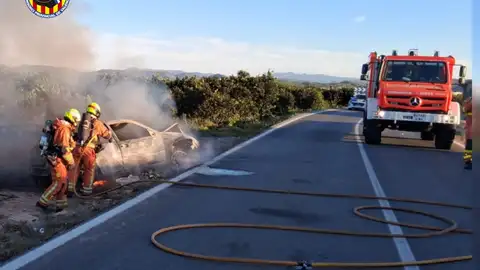 Vehículo incendiado en Villanueva de Castellón Vehículo incendiado en Villanueva de Castellón