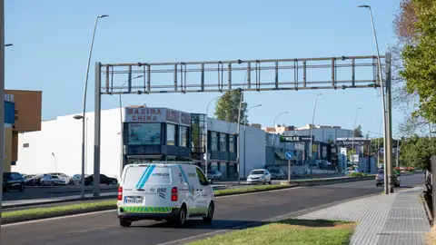 Comienza la instalación del radar en Reina Sofía de Mérida que funcionará tras aprobar la Ordenanza de Bajas Emisiones Comienza la instalación del radar en Reina Sofía de Mérida que funcionará tras aprobar la Ordenanza de Bajas Emisiones