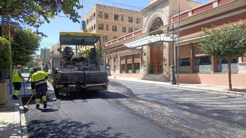 Las obras de asfaltado en la Orihuela ciudad finalizar&aacute;n en los pr&oacute;ximos d&iacute;as para comenzar en pedan&iacute;as y costa del municipio