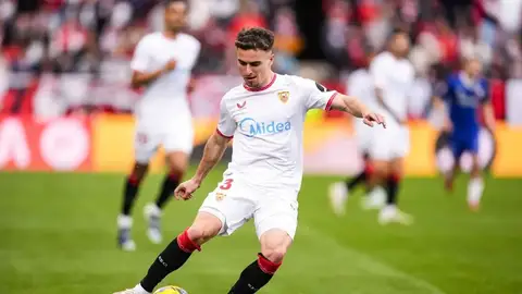 Adrià Pedrosa, en un partido con el Sevilla. Adrià Pedrosa, en un partido con el Sevilla.