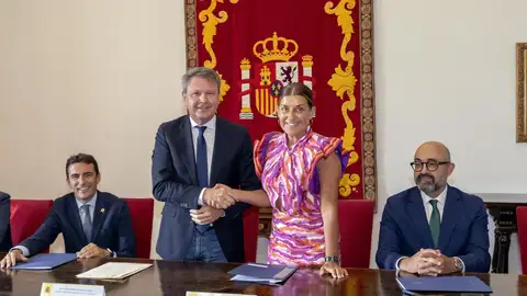 La presidenta de Cantabria, María José Sáenz de Buruaga, y el secretario de Estado de Infraestructuras, José Antonio Santano, en la firma del protocolo sobre la llegada de la alta velocidad a Reinosa La presidenta de Cantabria, María José Sáenz de Buruaga, y el secretario de Estado de Infraestructuras, José Antonio Santano, en la firma del protocolo sobre la llegada de la alta velocidad a Reinosa
