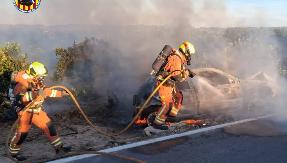 Bomberos apagan vehículo incendiado en Villanueva de Castellón Bomberos apagan vehículo incendiado en Villanueva de Castellón