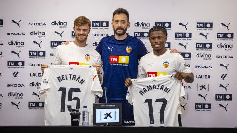 Presentaci&oacute;n de Ramazani y Lucas Beltr&aacute;n junto a Corber&aacute;n