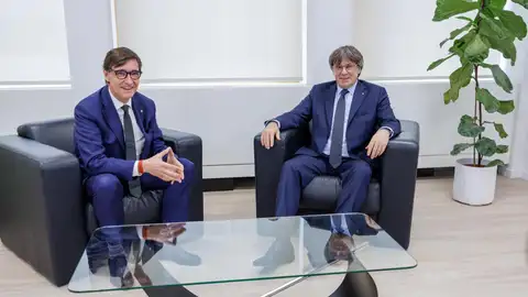 Reunión mantenida este martes en Bruselas entre el presidente catalán, Salvador Illa, y el expresidente y líder de Junts, Carles Puigdemont. Reunión mantenida este martes en Bruselas entre el presidente catalán, Salvador Illa, y el expresidente y líder de Junts, Carles Puigdemont.