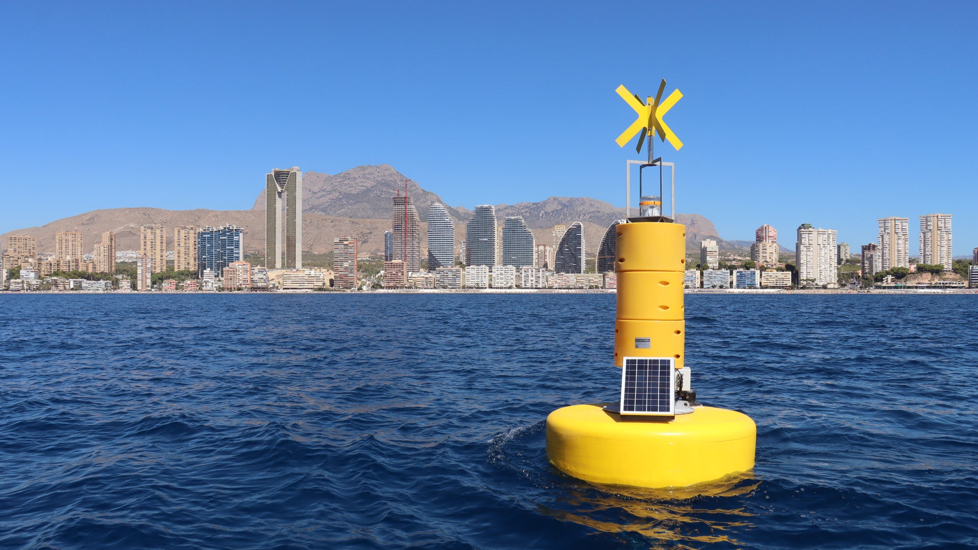 Benidorm instala dos boyas inteligentes para controlar en tiempo real la calidad del agua en Poniente y Levante Benidorm instala dos boyas inteligentes para controlar en tiempo real la calidad del agua en Poniente y Levante
