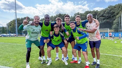 4-9-2025 los jugadores del Real Oviedo Aar&oacute;n, Bailly, For&eacute;s, Colombatto, Brekalo, Fortune, reina y Brandon, en El Requex&oacute;n