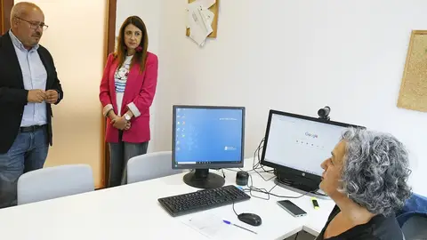 A concelleira de Medioi Rural visita as oficiñas de xestión de axudas a afectados polos lumes A concelleira de Medioi Rural visita as oficiñas de xestión de axudas a afectados polos lumes