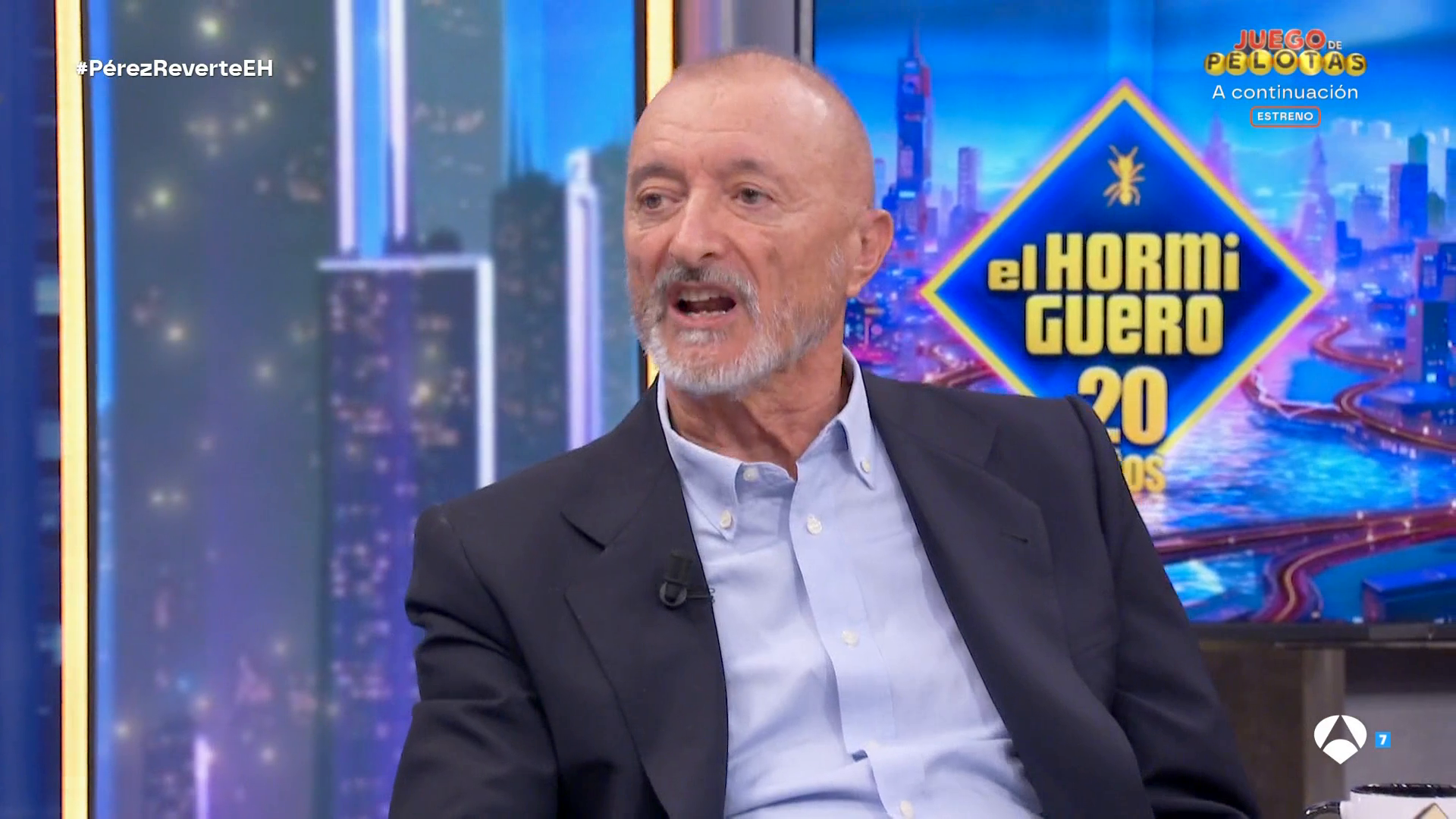 El duro ataque de Arturo Pérez-Reverte a Zapatero: “Todo el discurso de rojos y azules se debe a este atontao” El duro ataque de Arturo Pérez-Reverte a Zapatero: “Todo el discurso de rojos y azules se debe a este atontao”