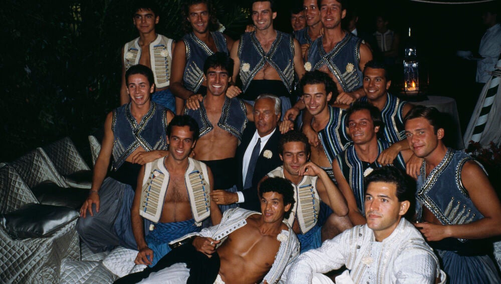 El diseñador italiano Giorgio Armani rodeado de sus modelos en la fiesta de "Made in Milan" de Martin Scorsese. Venecia, 14 de septiembre de 1990.