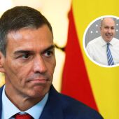 : El presidente del Gobierno español, Pedro Sánchez, observa durante una reunión con el primer ministro británico, Keir Starmer (no aparece en la imagen), en el número 10 de Downing Street, el 3 de septiembre de 2025 en Londres