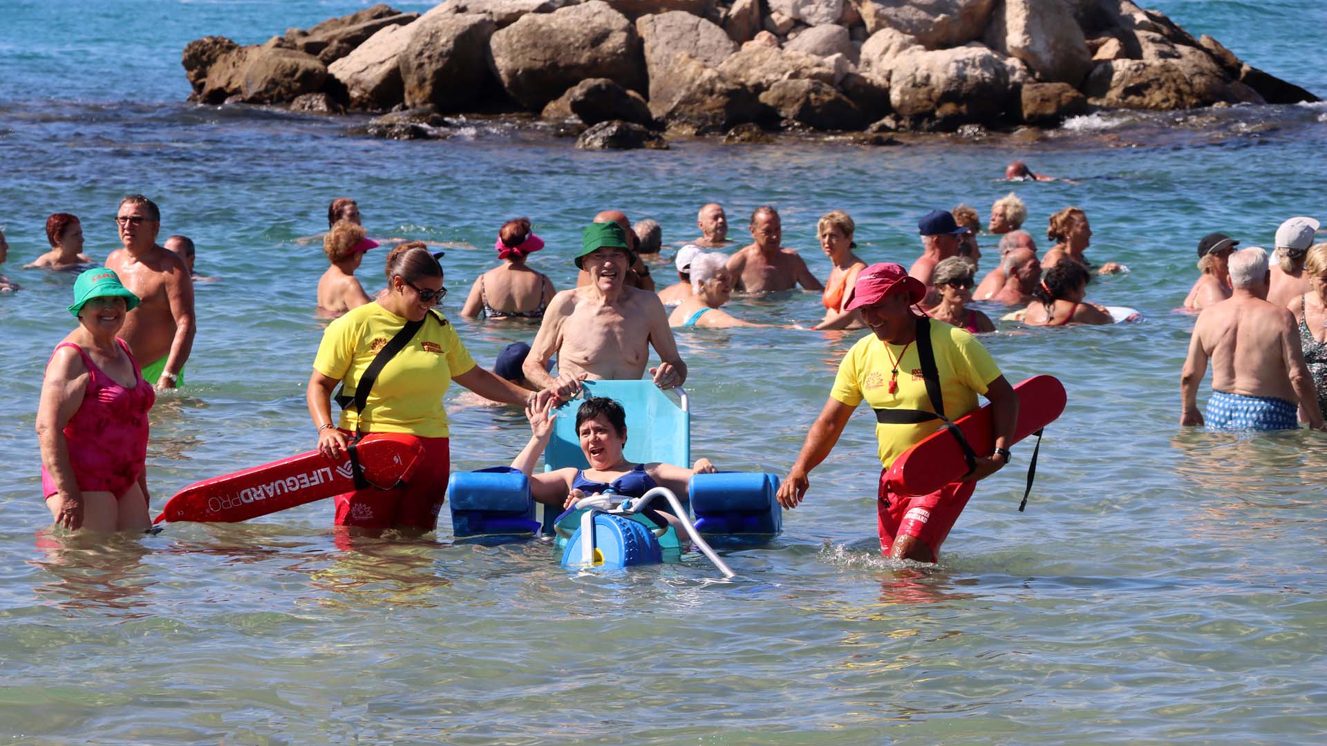 Las playas accesibles de Benidorm han superado este verano los 8.700 usuarios en sus tres puntos de baño adaptado Las playas accesibles de Benidorm han superado este verano los 8.700 usuarios en sus tres puntos de baño adaptado
