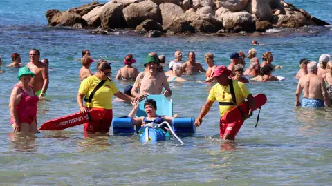 Las playas accesibles de Benidorm han superado este verano los 8.700 usuarios en sus tres puntos de baño adaptado Las playas accesibles de Benidorm han superado este verano los 8.700 usuarios en sus tres puntos de baño adaptado