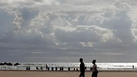 Varias personas en la playa de la Malvarrosa de València en un día nublado. Varias personas en la playa de la Malvarrosa de València en un día nublado.