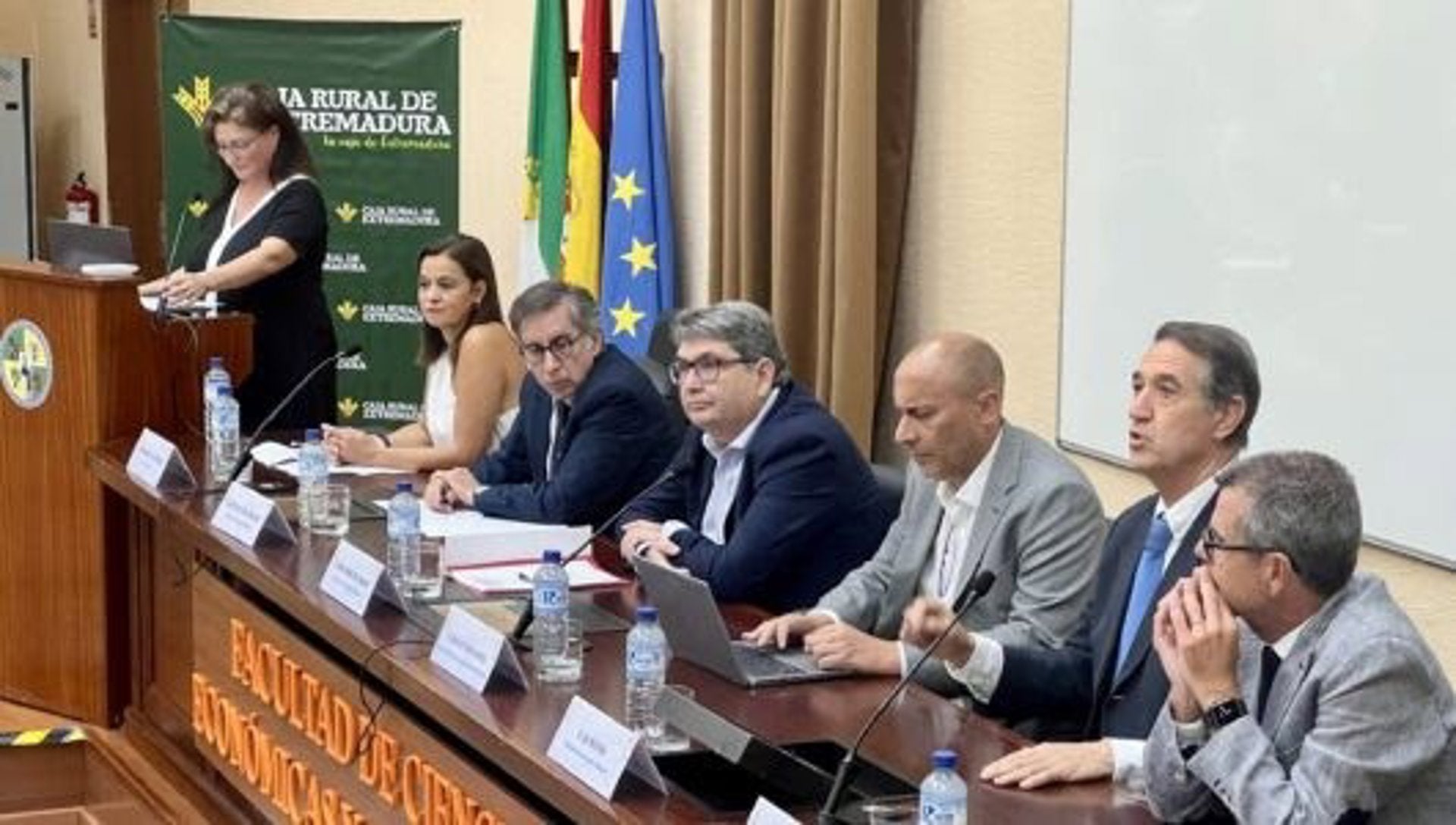 Arranca en Badajoz el I Congreso Nacional de Economistas con el objetivo de "repensar" la enseñanza de la Economía Arranca en Badajoz el I Congreso Nacional de Economistas con el objetivo de "repensar" la enseñanza de la Economía