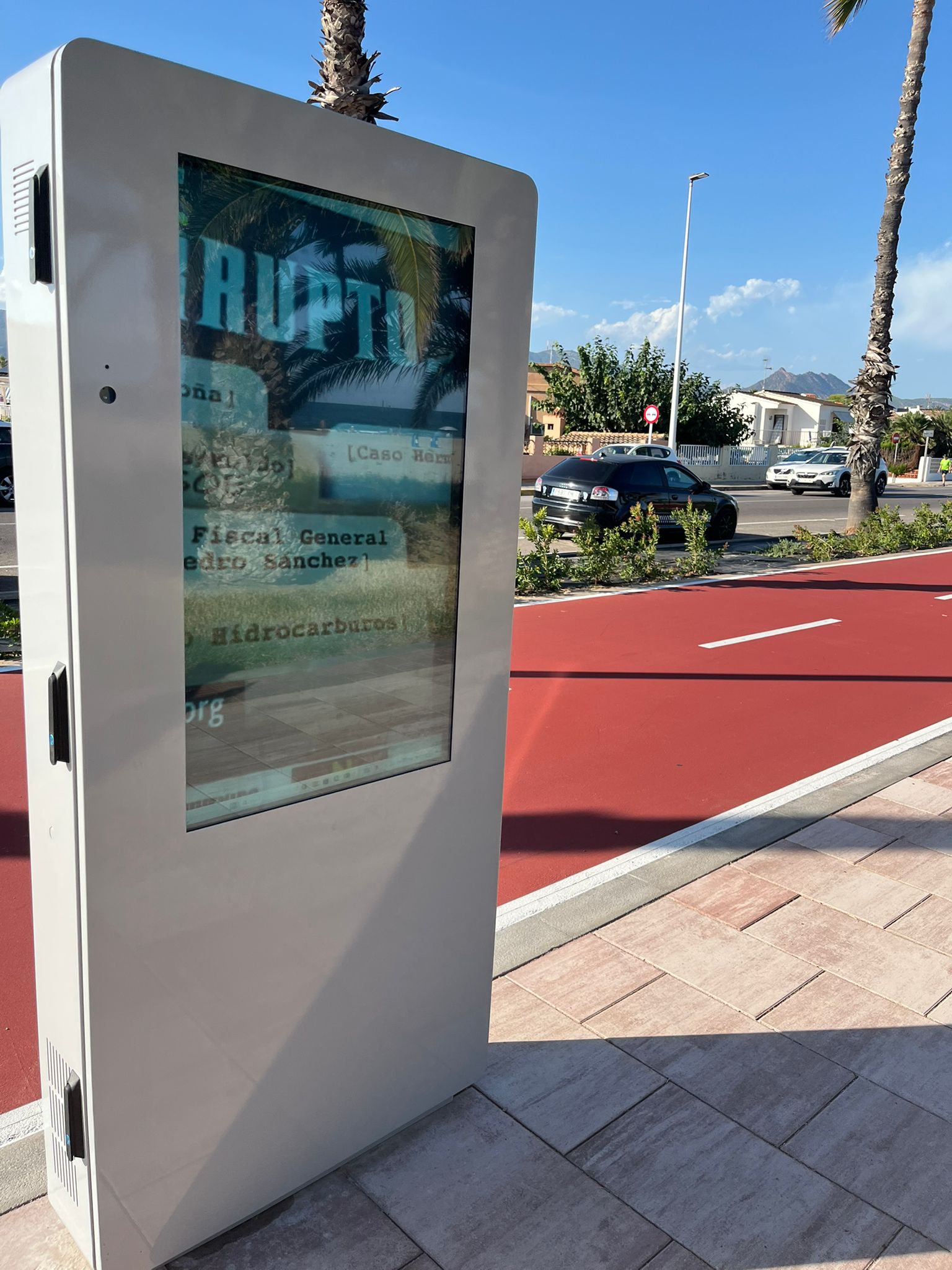 El PSPV denuncia mensajes difamatorios contra el presidente del Gobierno en los paneles informativos del Ayuntamiento en la playa El PSPV denuncia mensajes difamatorios contra el presidente del Gobierno en los paneles informativos del Ayuntamiento en la playa