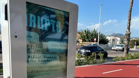 El PSPV denuncia mensajes difamatorios contra el presidente del Gobierno en los paneles informativos del Ayuntamiento en la playa El PSPV denuncia mensajes difamatorios contra el presidente del Gobierno en los paneles informativos del Ayuntamiento en la playa