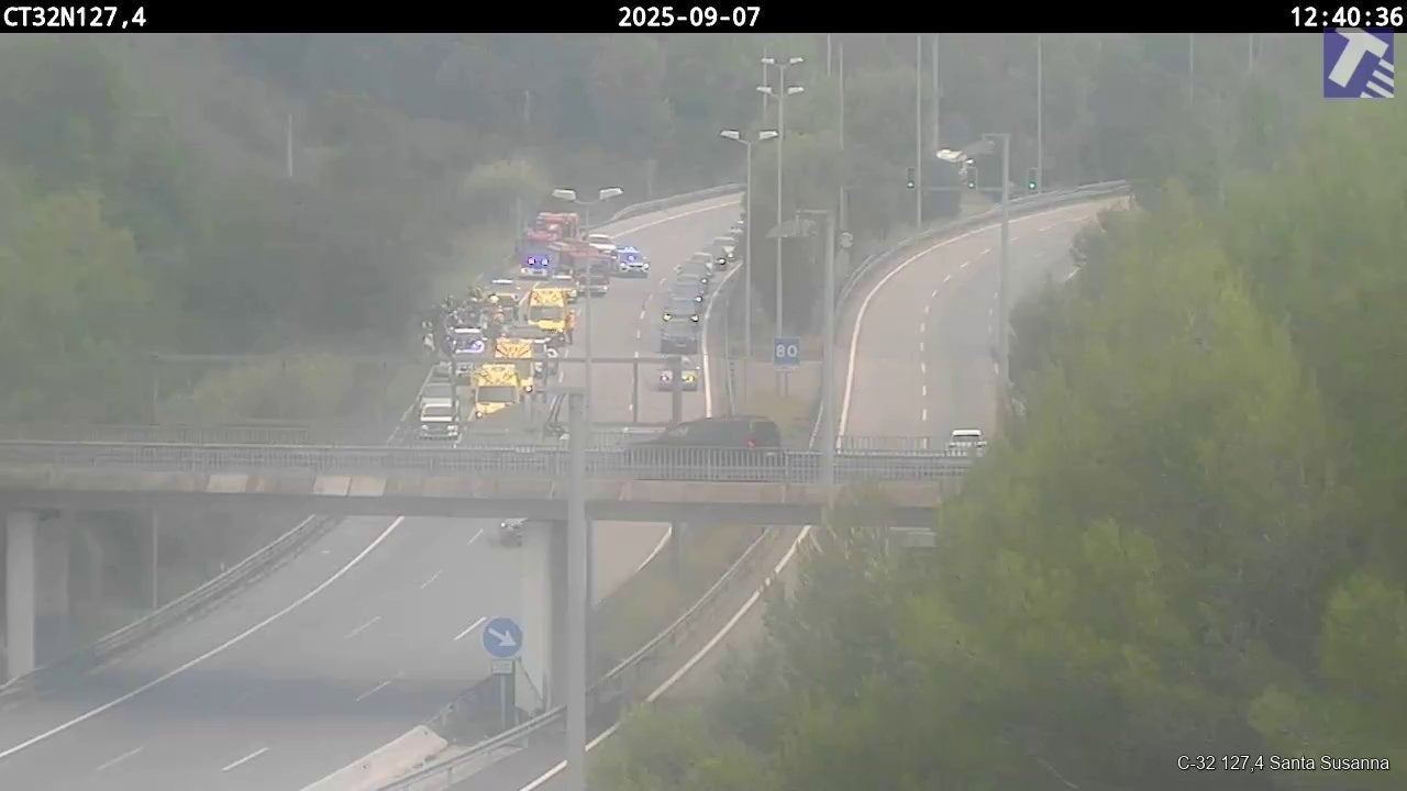 Dos heridos graves tras volcar un autocar con 60 turistas a bordo en Santa Susanna (Barcelona) Dos heridos graves tras volcar un autocar con 60 turistas a bordo en Santa Susanna (Barcelona)