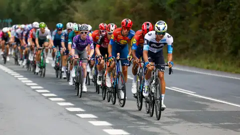 Un manifestante pro Palestina provoca la caída de un ciclista en La Vuelta