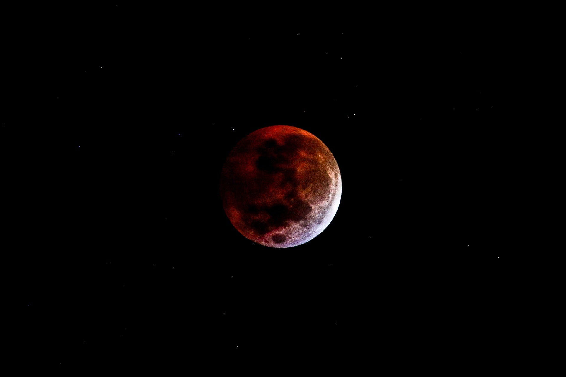 Esto es lo que debes saber sobre el eclipse lunar total: qué es, dónde verlo y a qué hora Esto es lo que debes saber sobre el eclipse lunar total: qué es, dónde verlo y a qué hora