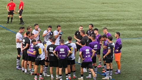 El entrenador del equipo blanquinegro, Oriol Riera, conversa con sus jugadores