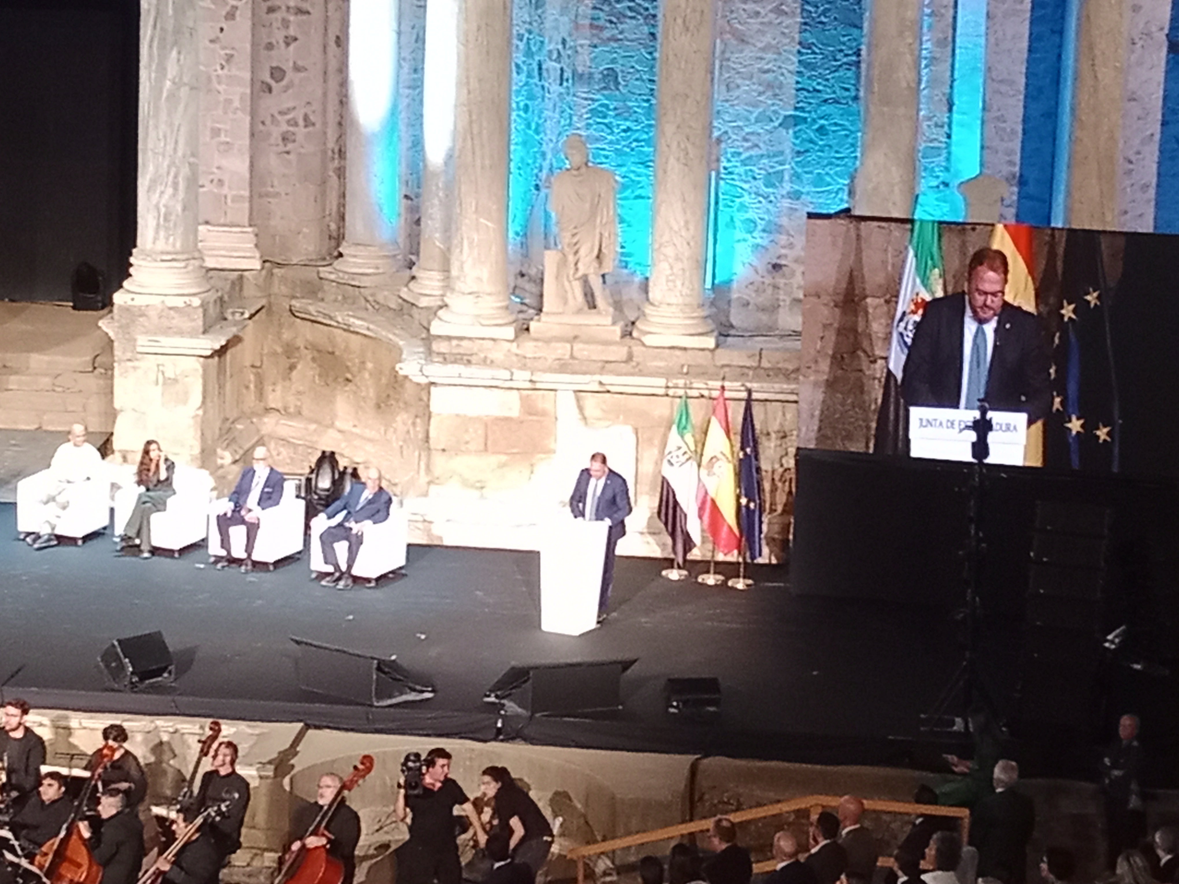 Escucha aquí el discurso íntegro del alcalde de Mérida Antonio Rodríguez Osuna en el acto de entrega de medallas de Extremadura Escucha aquí el discurso íntegro del alcalde de Mérida Antonio Rodríguez Osuna en el acto de entrega de medallas de Extremadura