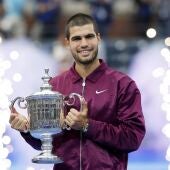 Alcaraz con el trofeo del US Open 2025 
