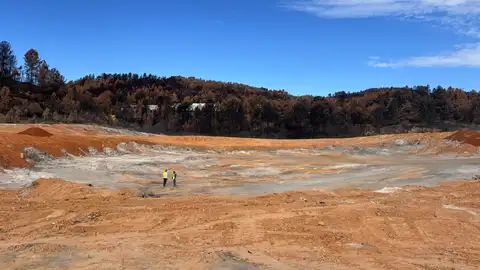 Sofocado o lume no vertedoiro de A Rúa Sofocado o lume no vertedoiro de A Rúa