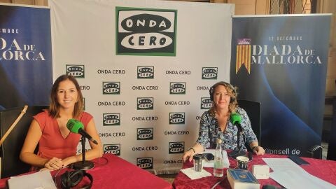 Ant&ograve;nia Roca y Elka Dimitrova en el Consell de Mallorca.