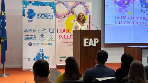 Un centenar de docentes de Aulas TEA asisten en Mérida a una jornada formativa para mejorar la atención de estos alumnos Un centenar de docentes de Aulas TEA asisten en Mérida a una jornada formativa para mejorar la atención de estos alumnos