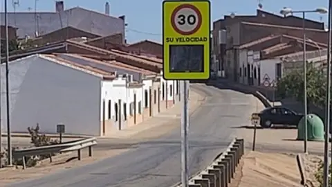Concluye la instalación de los 172 radares pedagógicos en la provincia de Badajoz, que no tienen capacidad sancionadora Concluye la instalación de los 172 radares pedagógicos en la provincia de Badajoz, que no tienen capacidad sancionadora