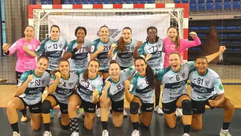 El Atticgo CBM Elche celebra el triunfo en La Rioja. El Atticgo CBM Elche celebra el triunfo en La Rioja.