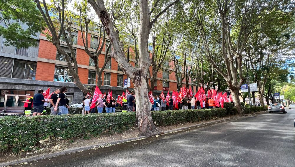 Concentración de UGT y CCOO en Guadalajara reivindicando la reducción de la jornada laboral