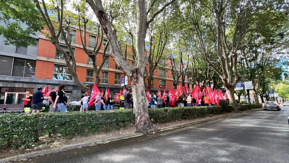 Concentración de UGT y CCOO en Guadalajara reivindicando la reducción de la jornada laboral Concentración de UGT y CCOO en Guadalajara reivindicando la reducción de la jornada laboral