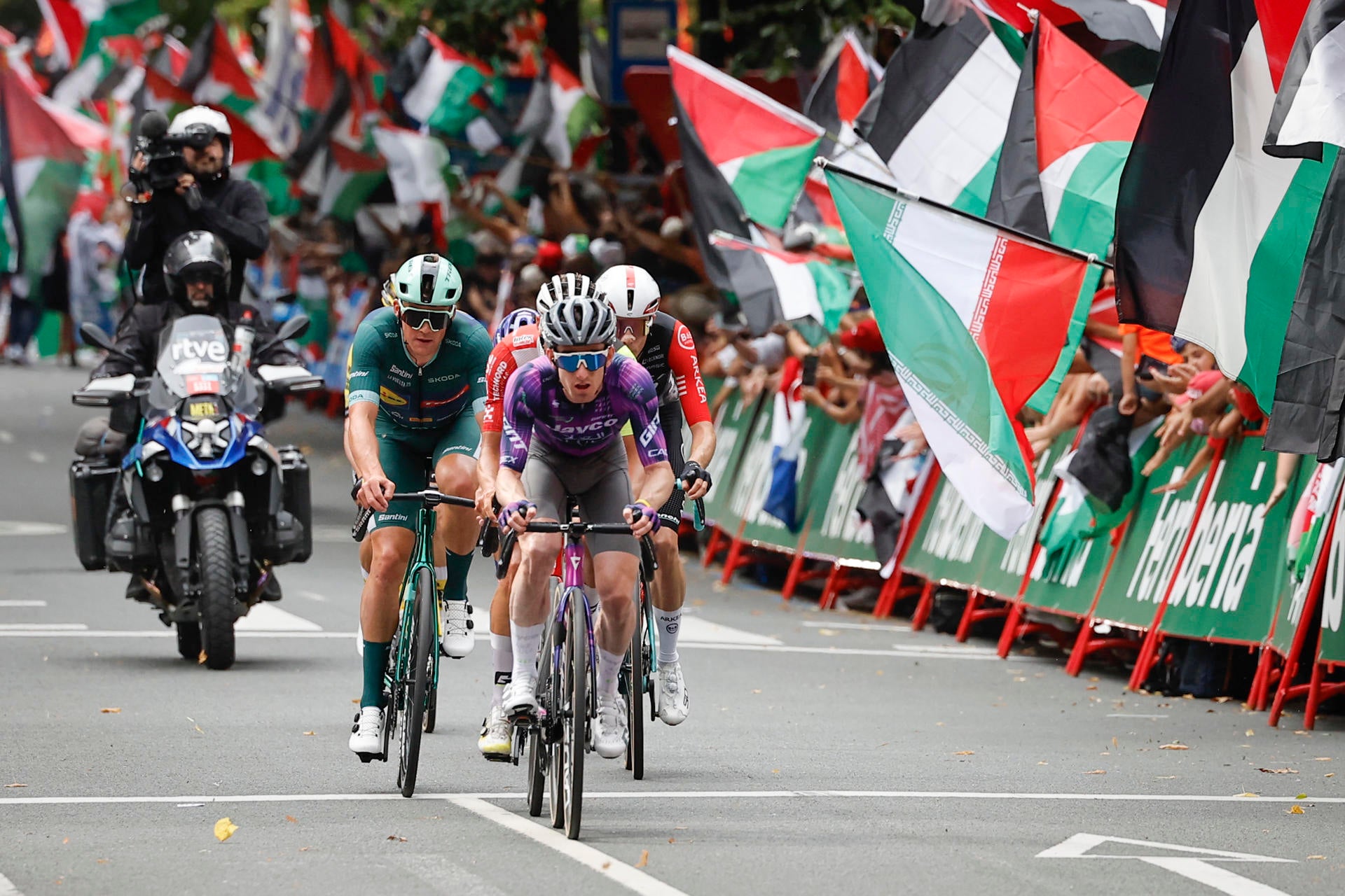 Las protestas por Gaza tensan el ambiente de cara a la última etapa en Madrid Las protestas por Gaza tensan el ambiente de cara a la última etapa en Madrid