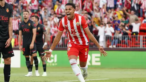 Lázaro celebra en su triplete en primera división. Lázaro celebra en su triplete en primera división.