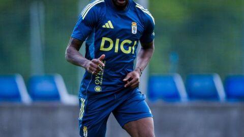 21-07-2025 Kwasi Sibo conduce el bal&oacute;n en un enrenamiento de pretemporada