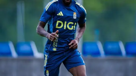 21-07-2025 Kwasi Sibo conduce el balón en un enrenamiento de pretemporada 21-07-2025 Kwasi Sibo conduce el balón en un enrenamiento de pretemporada