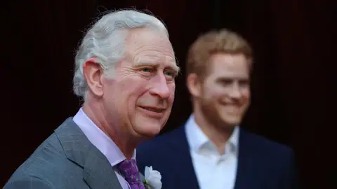 El rey Carlos III y el príncipe Harry en una foto de archivo de 2023. El rey Carlos III y el príncipe Harry en una foto de archivo de 2023.