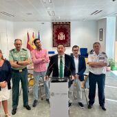 David Broceño atiende a los medios de comunicación antes de la reunión con médicos y enfermeros