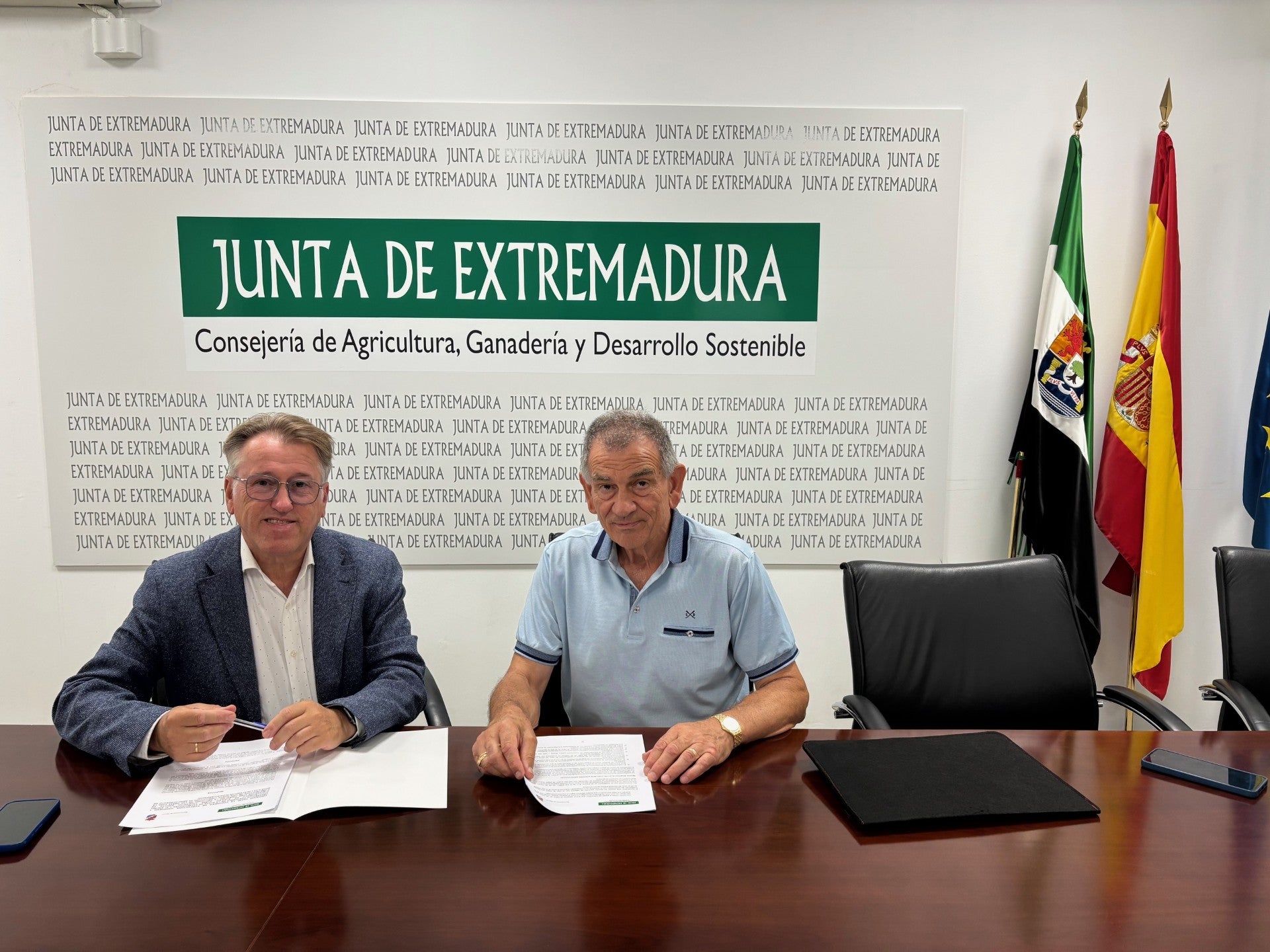 La Junta firma un convenio con el Ayuntamiento de Aljucén para invertir 201.000 euros en la mejora de abastecimiento de agua La Junta firma un convenio con el Ayuntamiento de Aljucén para invertir 201.000 euros en la mejora de abastecimiento de agua