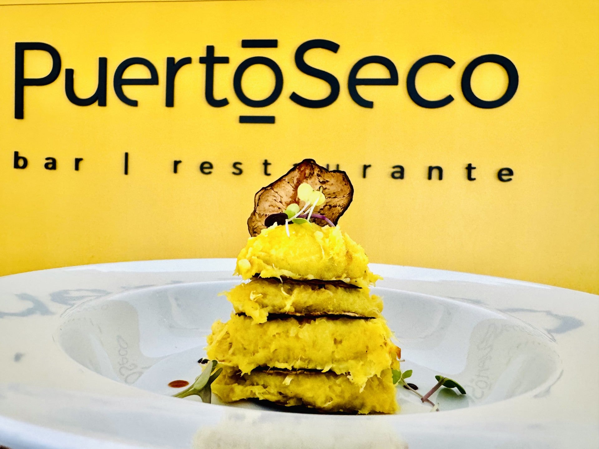 MILHOJAS DE BERENJENA CON BRANDADA DE BACALAO Y REDUCCIÓN DE VINAGRE BALSÁMICO. MILHOJAS DE BERENJENA CON BRANDADA DE BACALAO Y REDUCCIÓN DE VINAGRE BALSÁMICO.