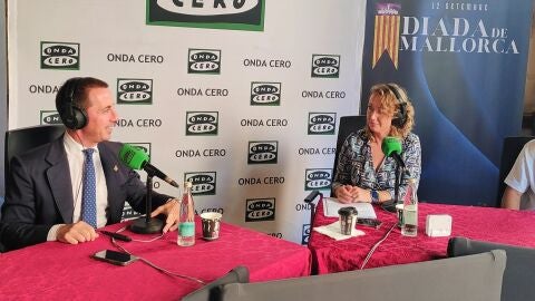 El presidente del Consell de Mallorca, Lloren&ccedil; Galm&eacute;s, junto a la periodista Elka Dimitrova