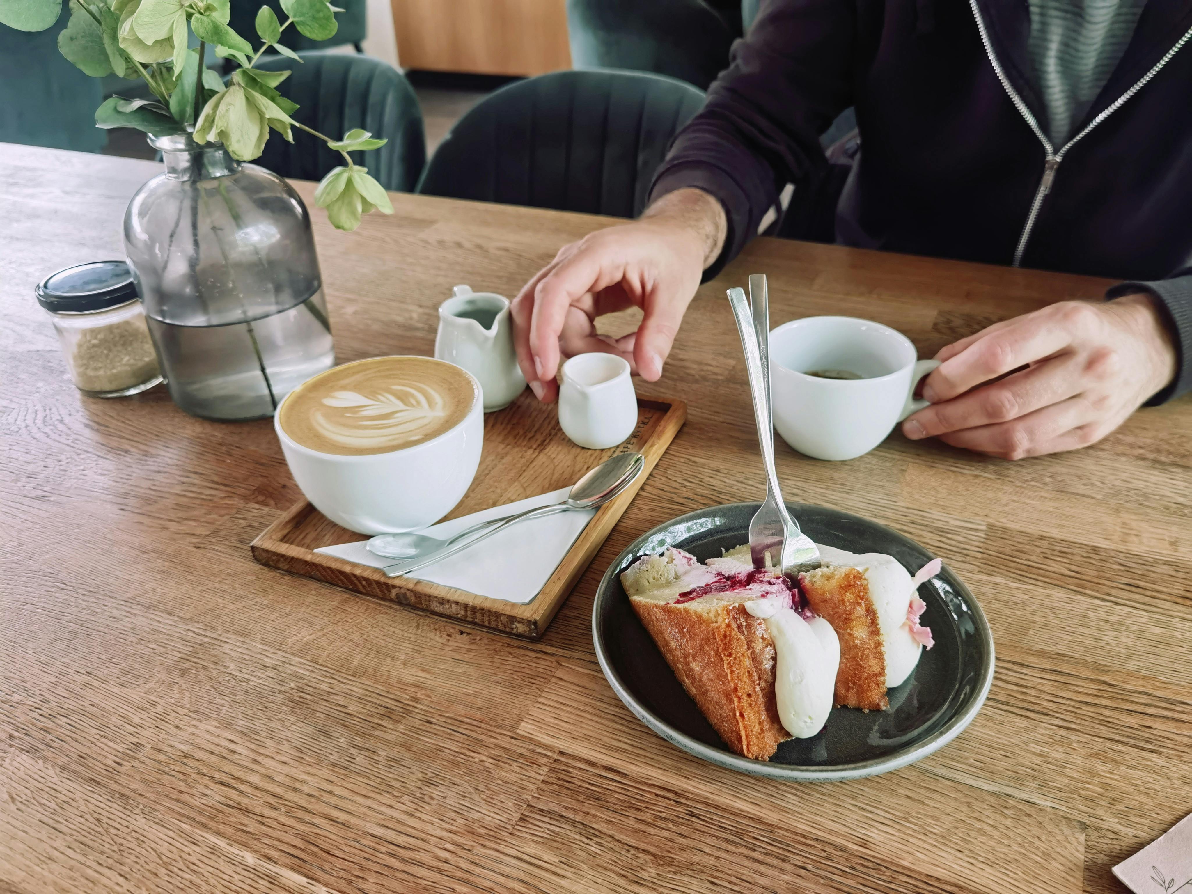 Un economista 'desvela' cómo ahorrar hasta 10.000 euros: deja de hacer la pausa para el café Un economista 'desvela' cómo ahorrar hasta 10.000 euros: deja de hacer la pausa para el café